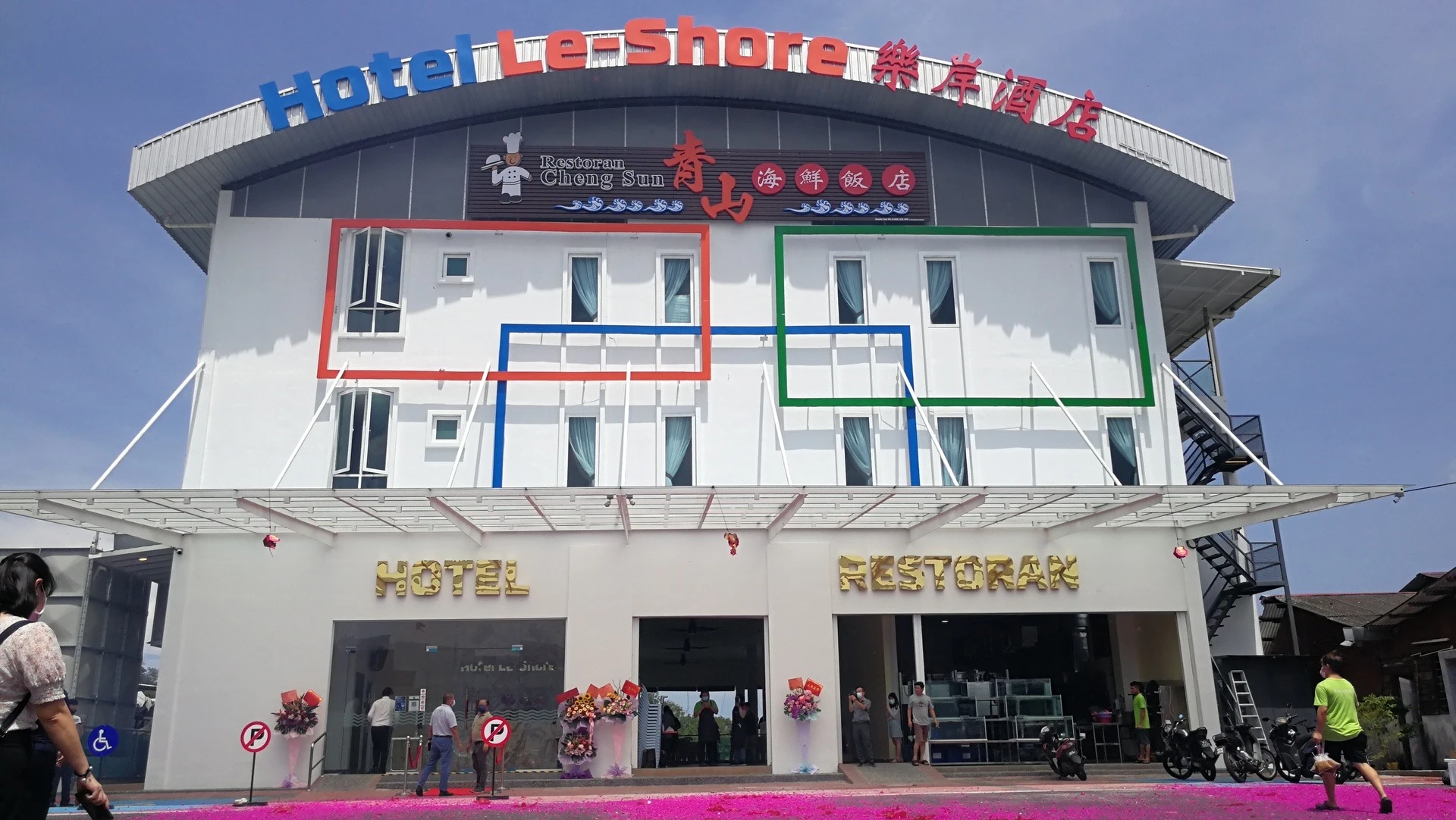 Le-Shore Hotel